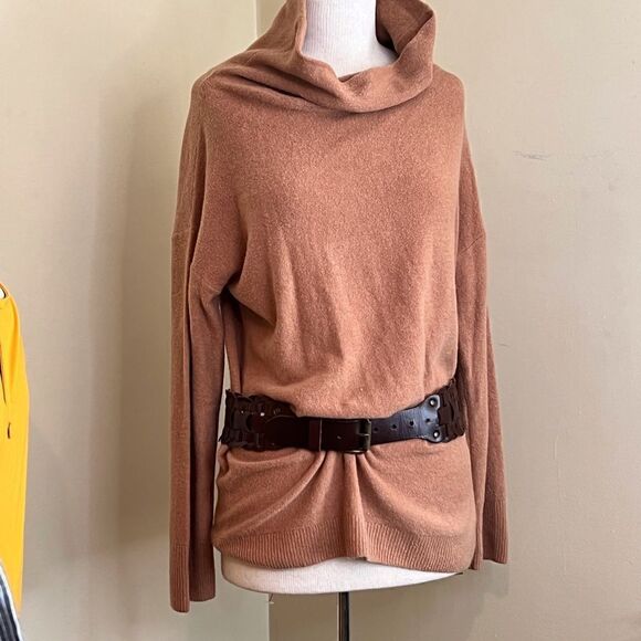 Lark & Ro perfect sweater in rust camel. - Picture 1 of 8